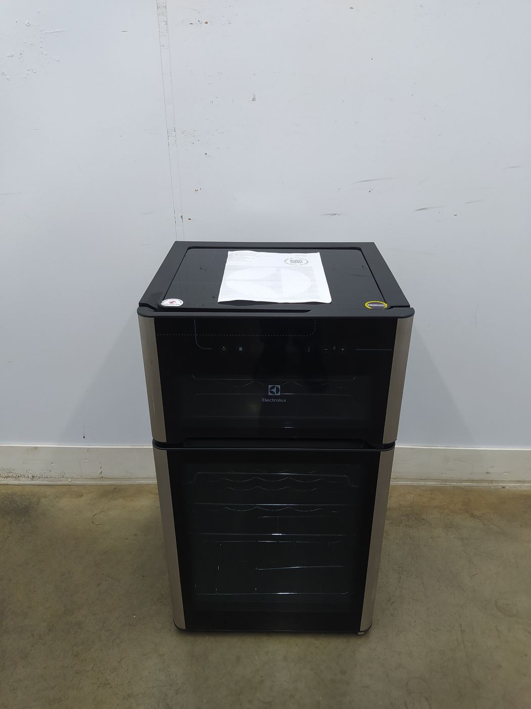 ADEGA ELECTROLUX VINHOS 2 PORTAS ACD29 29 GAR