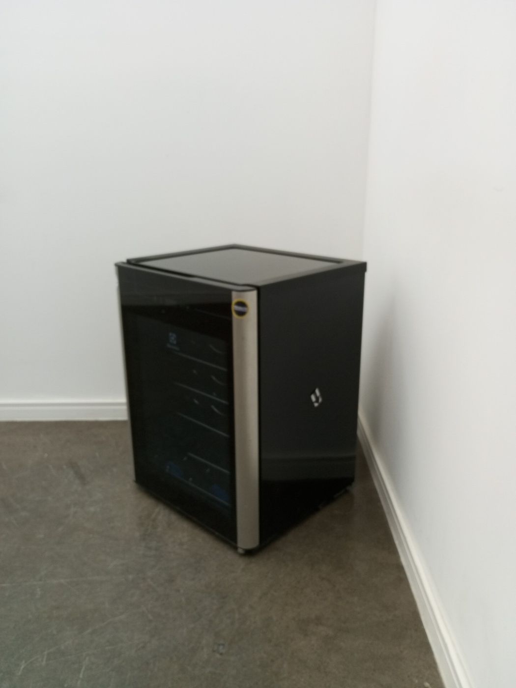 ADEGA ELECTROLUX VINHOS 1 PORTA ACS24 24 GARR