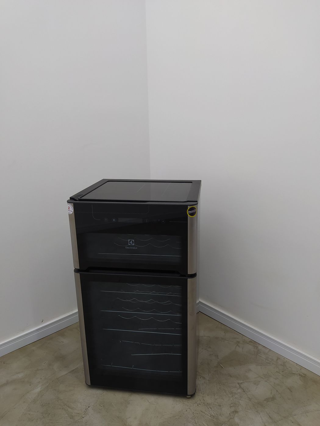 ADEGA ELECTROLUX VINHOS 2 PORTAS ACD29 29 GAR