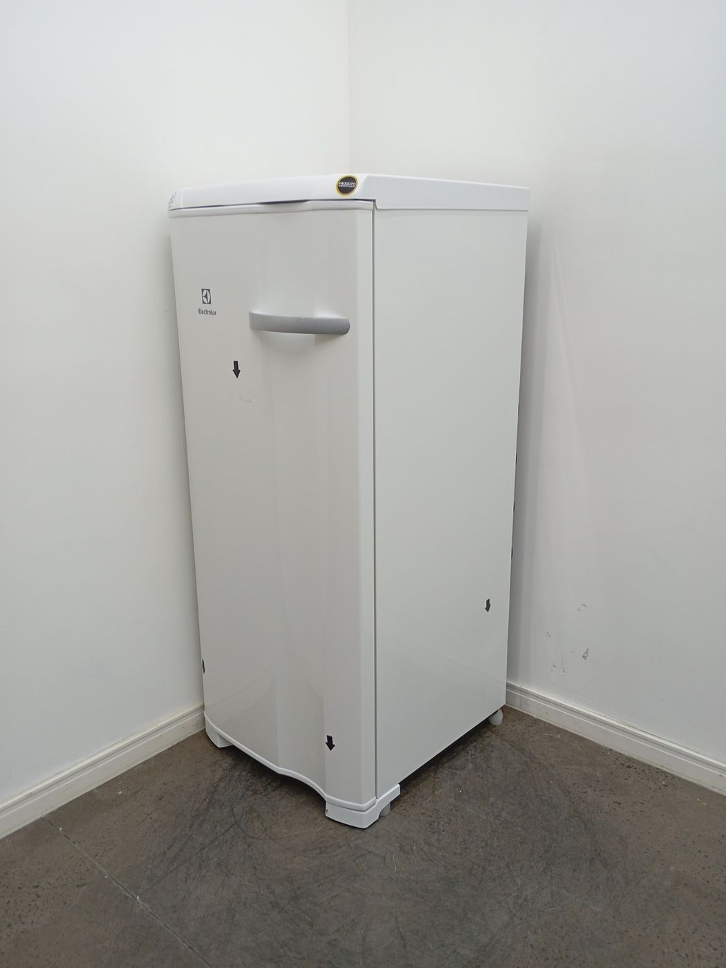 Freezer Electrolux Fe19 Vertical Cycle Defrost Uma Porta 162l Branco