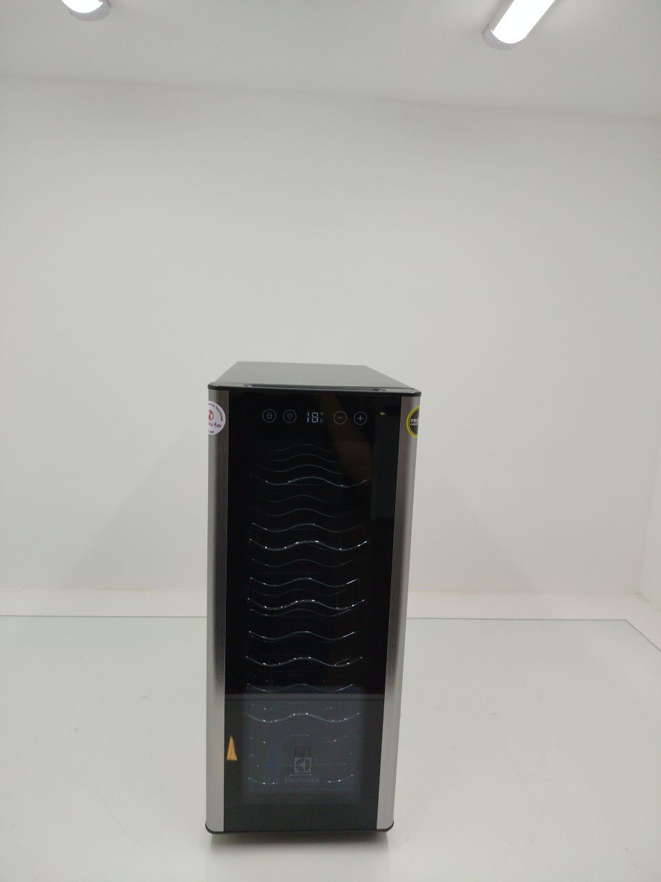 ADEGA ELECTROLUX ACS12 VINHOS UMA PORTA ACS12