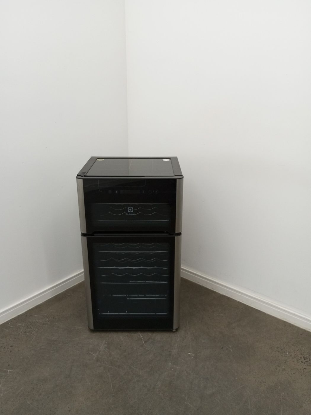 ADEGA ELECTROLUX VINHOS 2 PORTAS ACD29 29 GAR