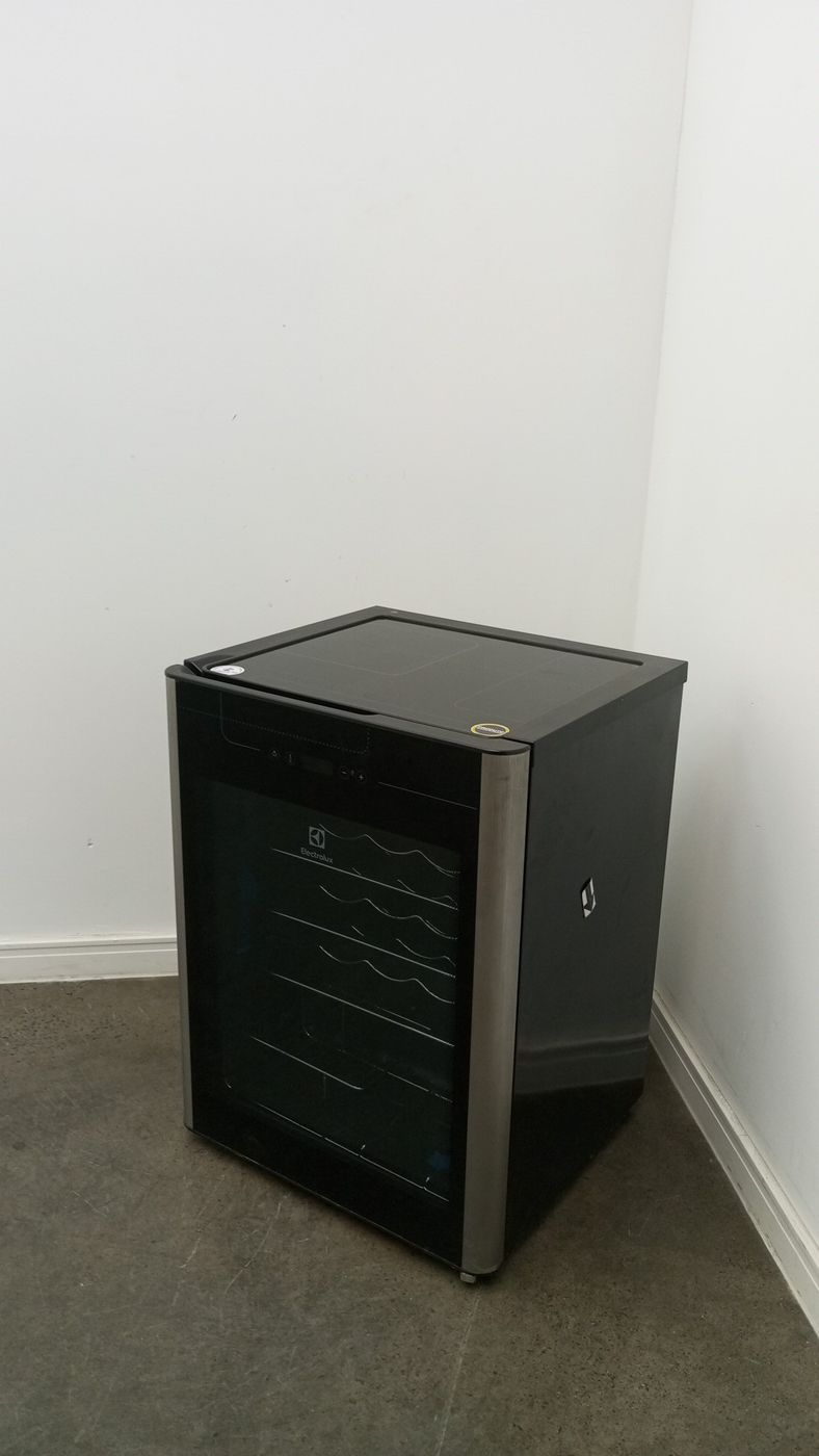 ADEGA ELECTROLUX VINHOS 1 PORTA ACS24 24 GARR