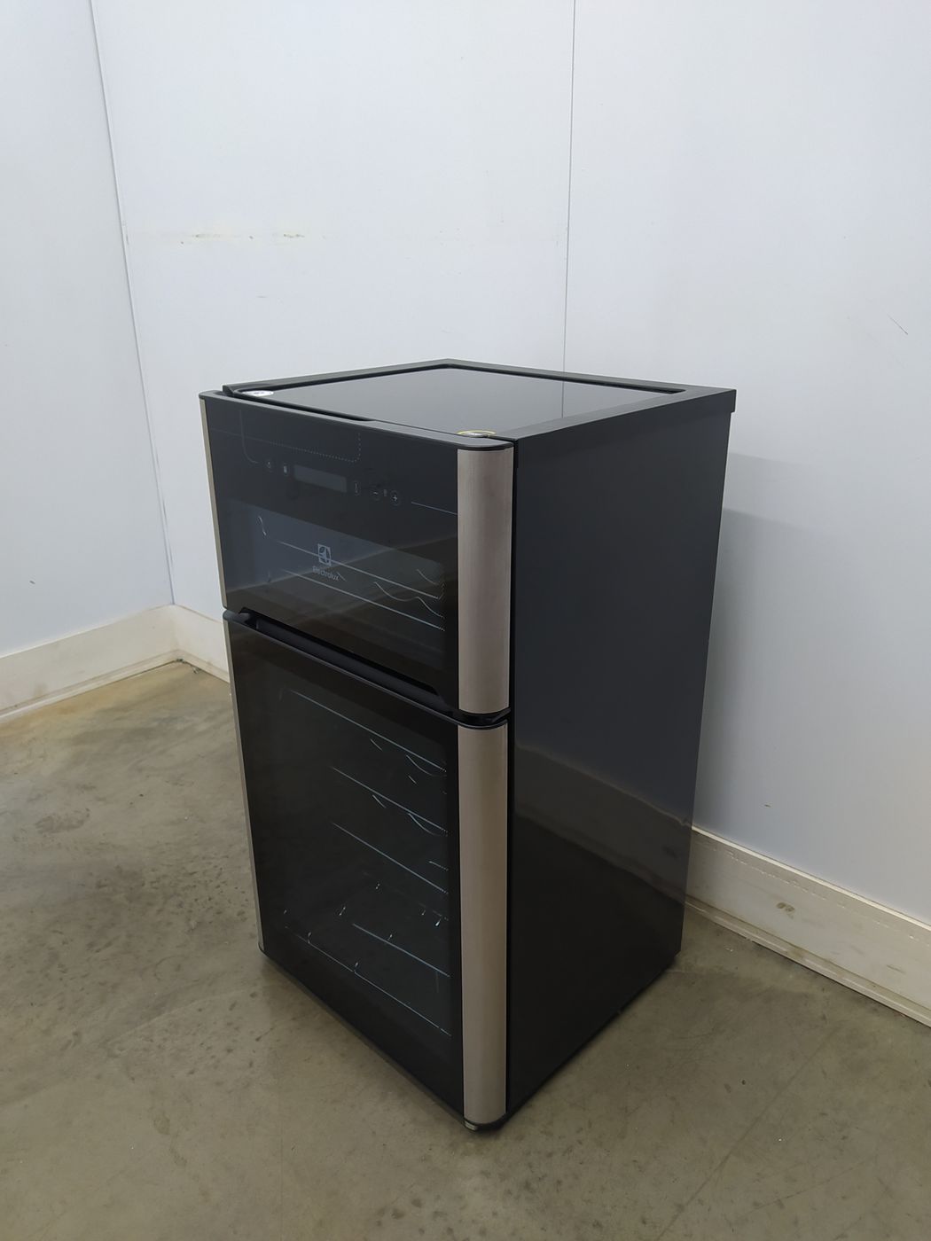 ADEGA ELECTROLUX VINHOS 2 PORTAS ACD29 29 GAR