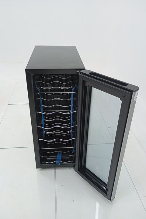 ADEGA ELECTROLUX ACS12 VINHOS UMA PORTA ACS12