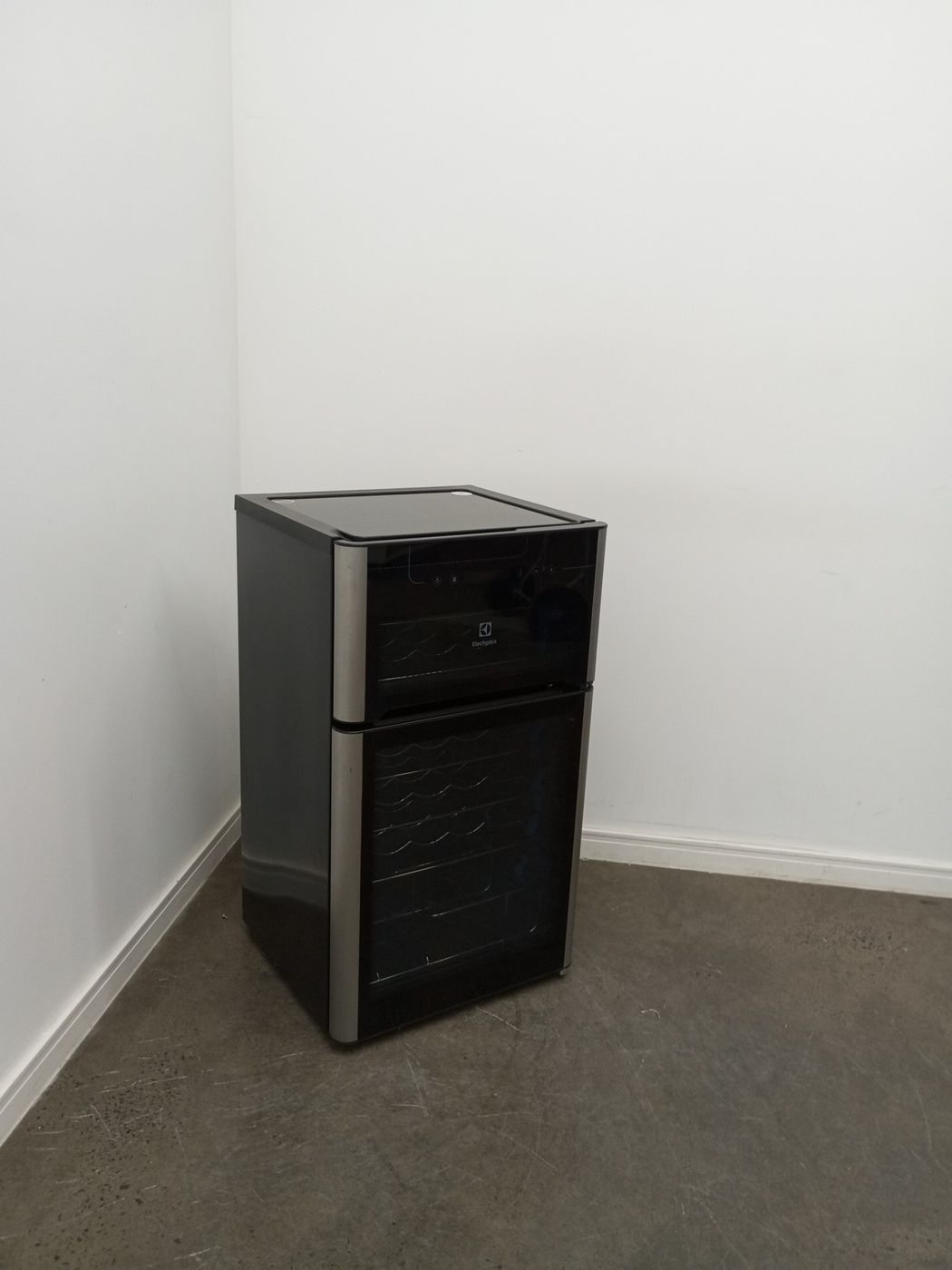 ADEGA ELECTROLUX VINHOS 2 PORTAS ACD29 29 GAR