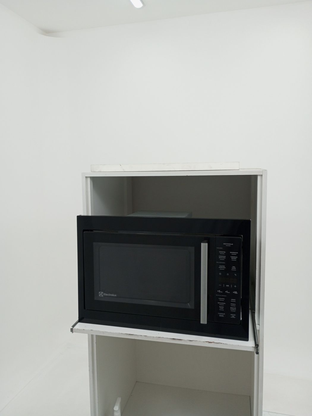 MICRO-ONDAS ELECTROLUX ME3BP EMBUTIR 34L - PR