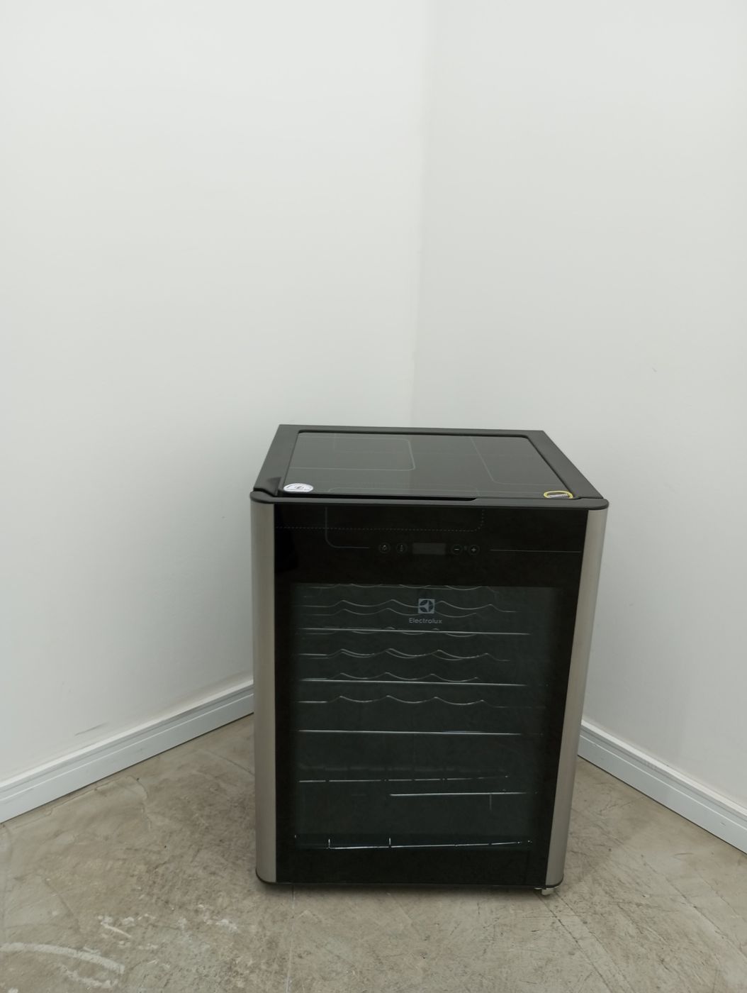 ADEGA ELECTROLUX VINHOS 1 PORTA ACS24 24 GARR