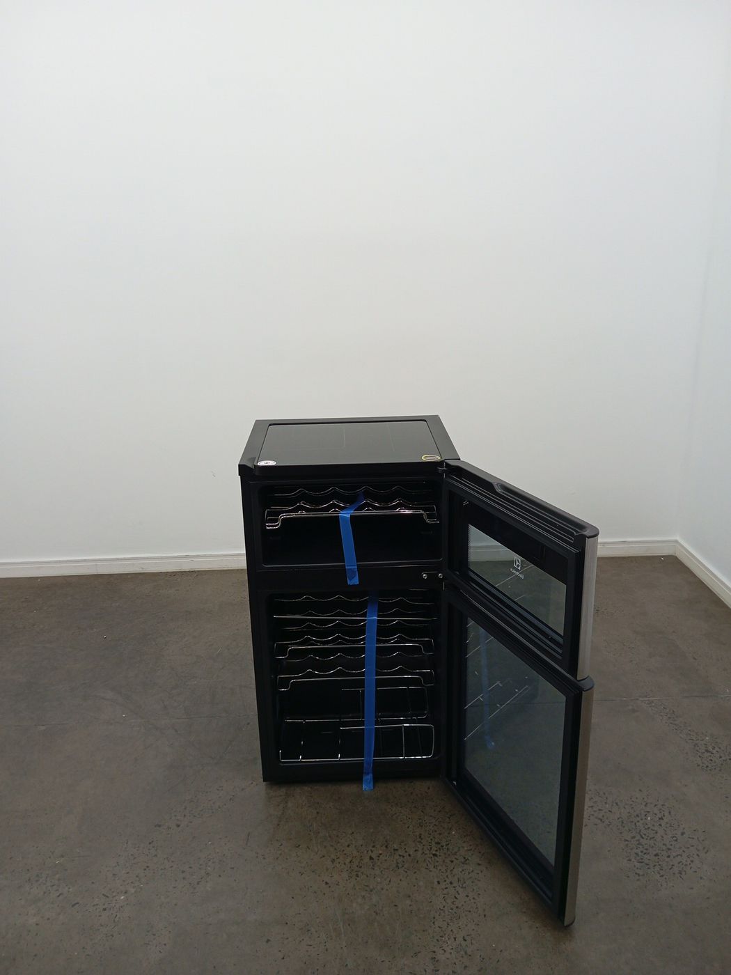 ADEGA ELECTROLUX VINHOS 2 PORTAS ACD29 29 GAR