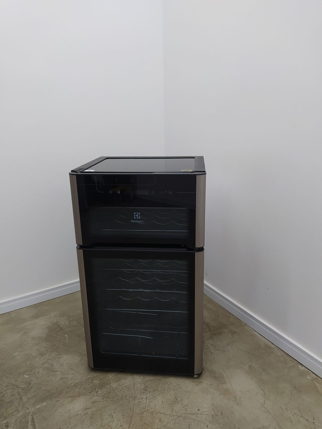 ADEGA ELECTROLUX VINHOS 2 PORTAS ACD29 29 GAR