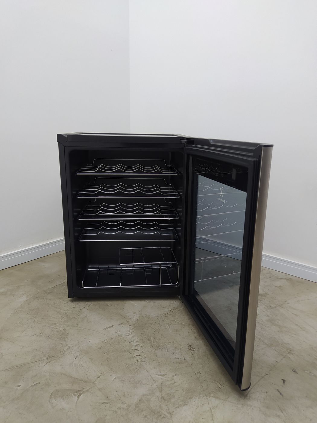 ADEGA ELECTROLUX VINHOS 1 PORTA ACS24 24 GARR