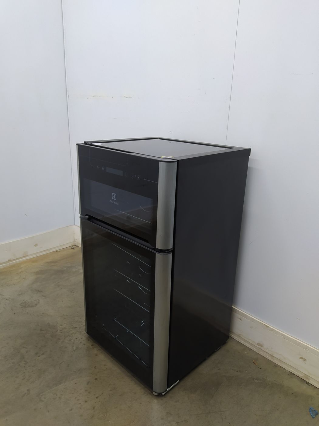 ADEGA ELECTROLUX VINHOS 2 PORTAS ACD29 29 GAR