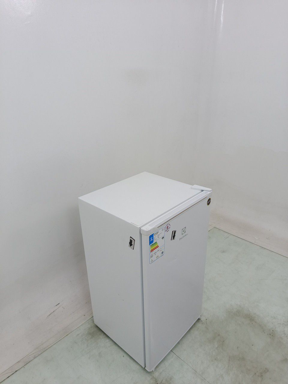FRIGOBAR ELECTROLUX EM90 - Frigobar Electrolu