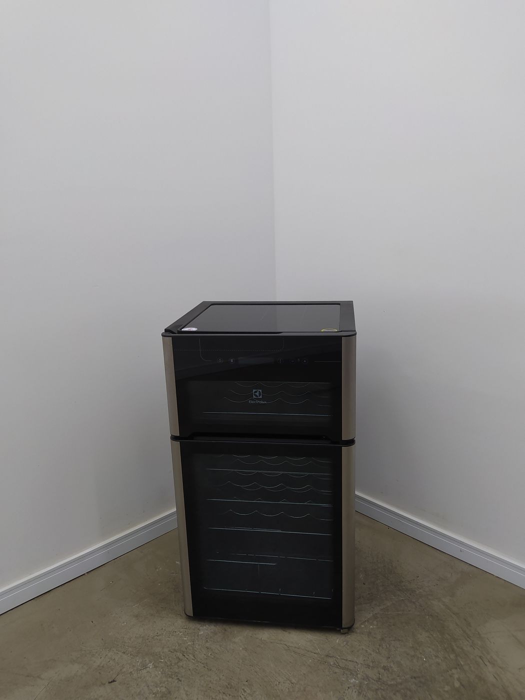ADEGA ELECTROLUX VINHOS 2 PORTAS ACD29 29 GAR