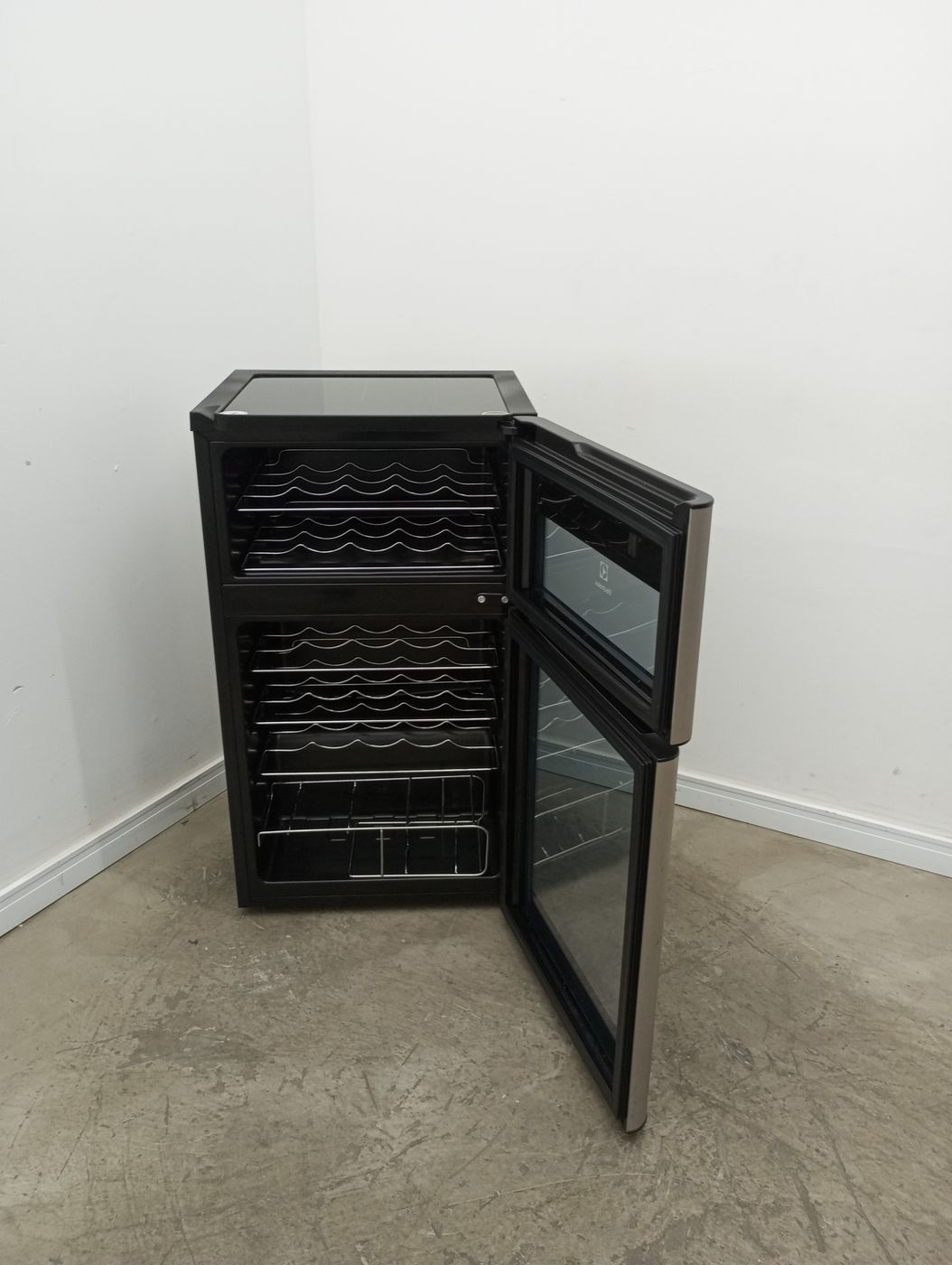 ADEGA ELECTROLUX VINHOS 2 PORTAS ACD29 29 GAR