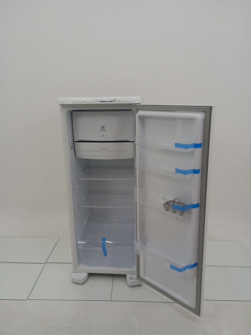 REFRIGERADOR ELECTROLUX RE31 UMA PORTA 240l B