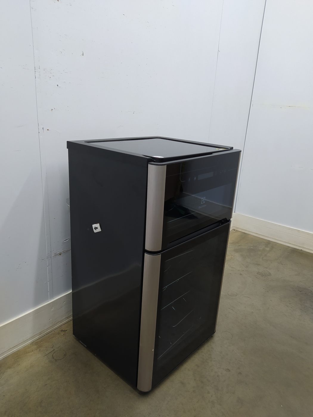 ADEGA ELECTROLUX VINHOS 2 PORTAS ACD29 29 GAR