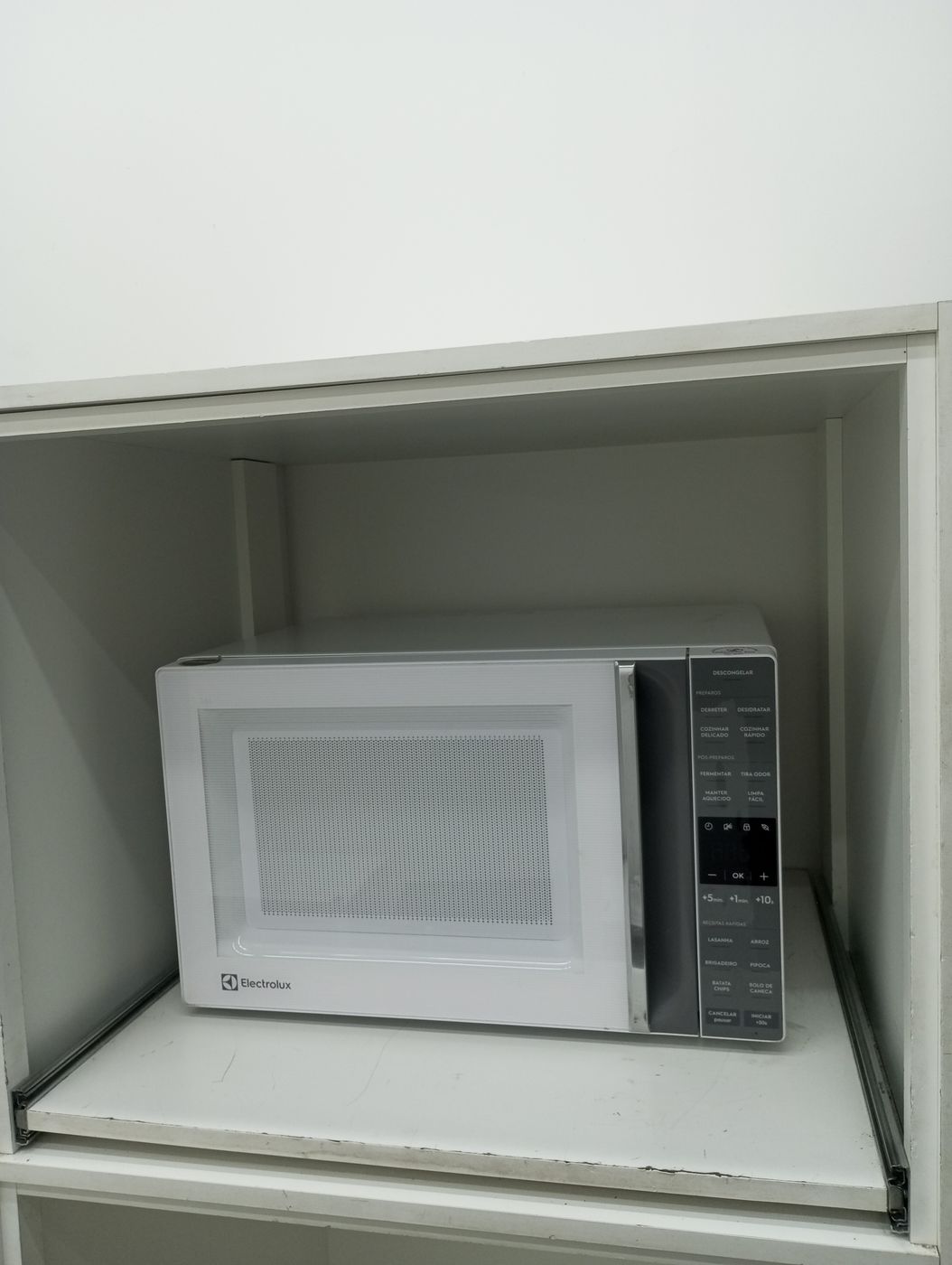 MICRO-ONDAS ELECTROLUX ME3BP EMBUTIR 34L - PR