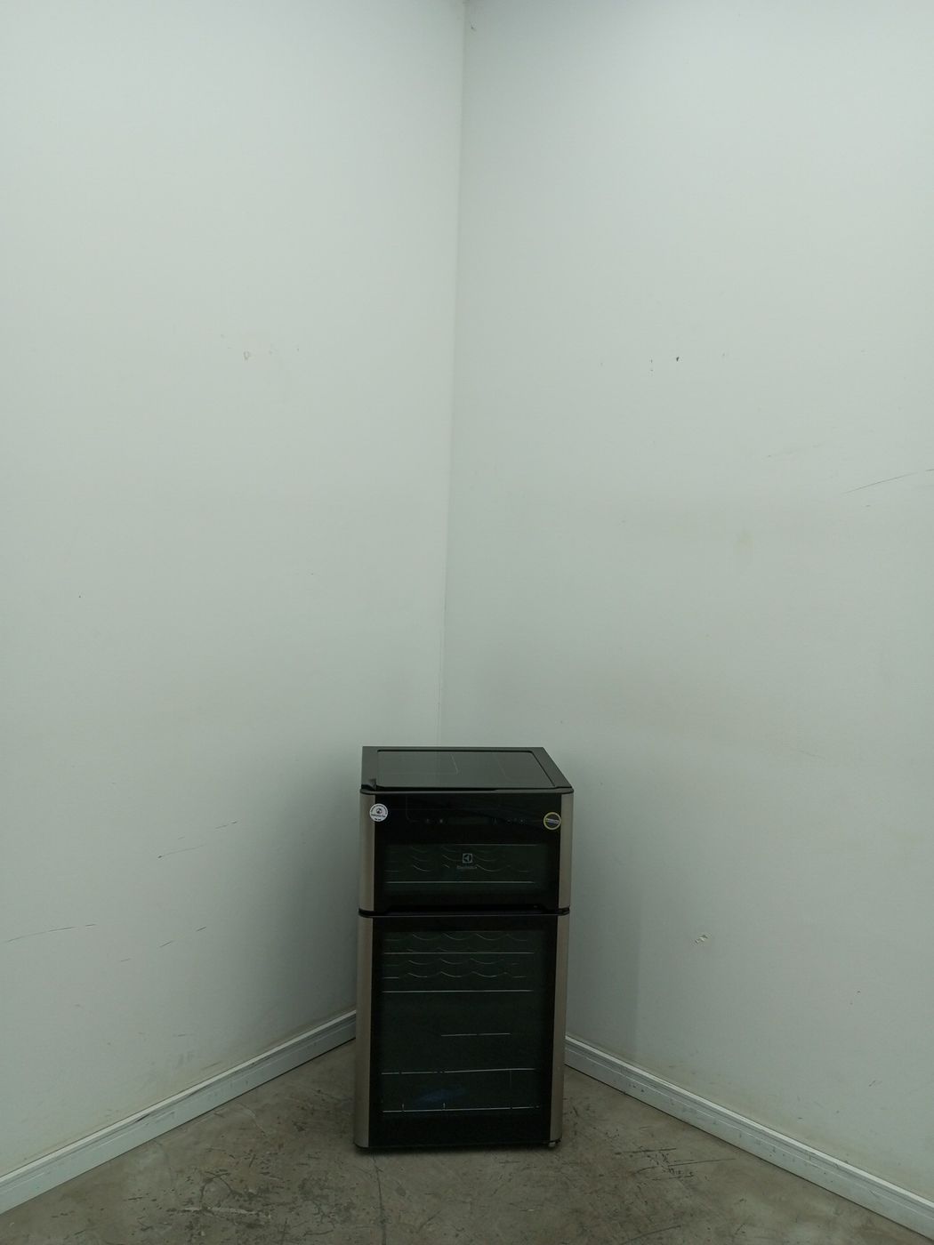 ADEGA ELECTROLUX VINHOS 2 PORTAS ACD29 29 GAR