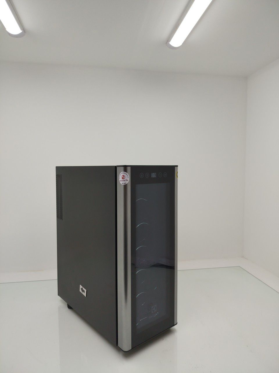 ADEGA ELECTROLUX ACS12 VINHOS UMA PORTA ACS12