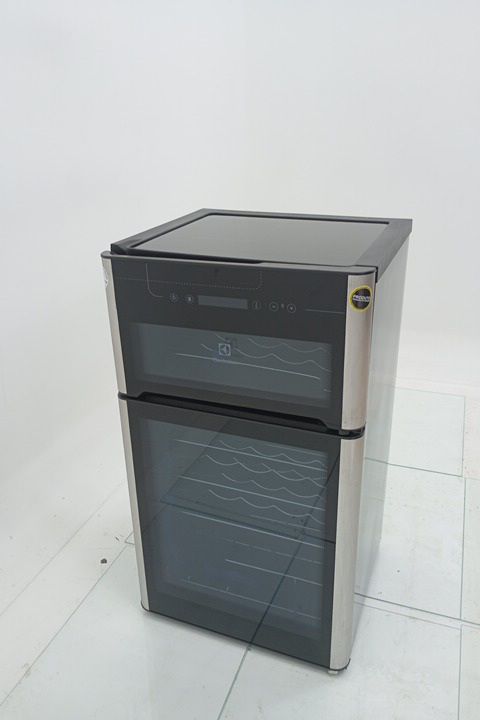 ADEGA ELECTROLUX VINHOS 2 PORTAS ACD29 29 GAR