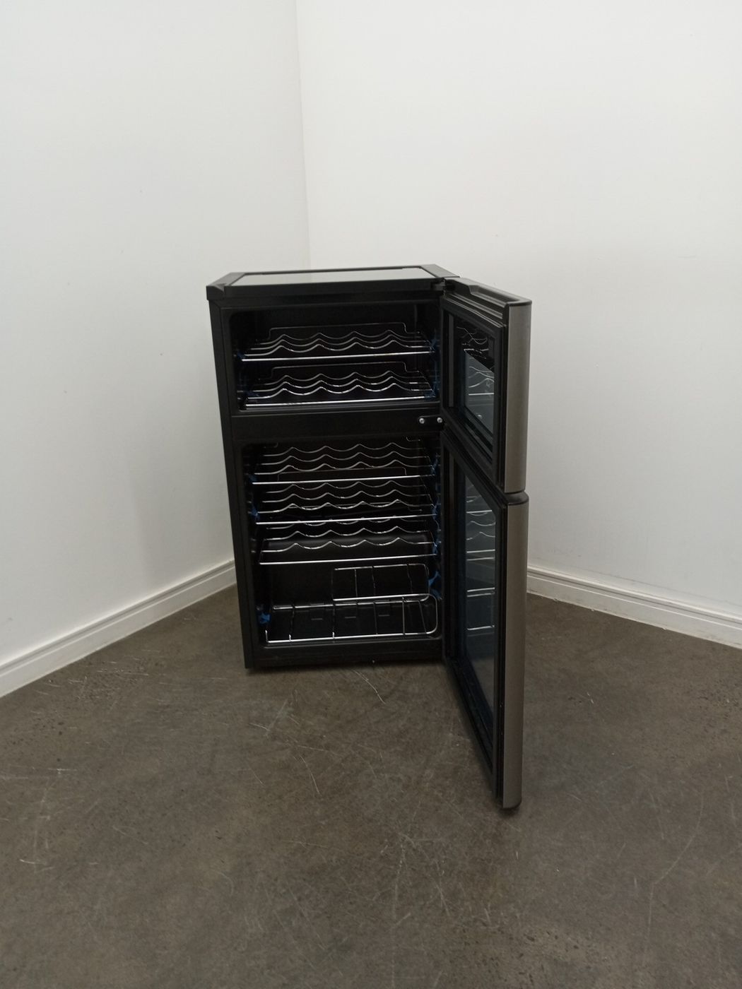 ADEGA ELECTROLUX VINHOS 2 PORTAS ACD29 29 GAR