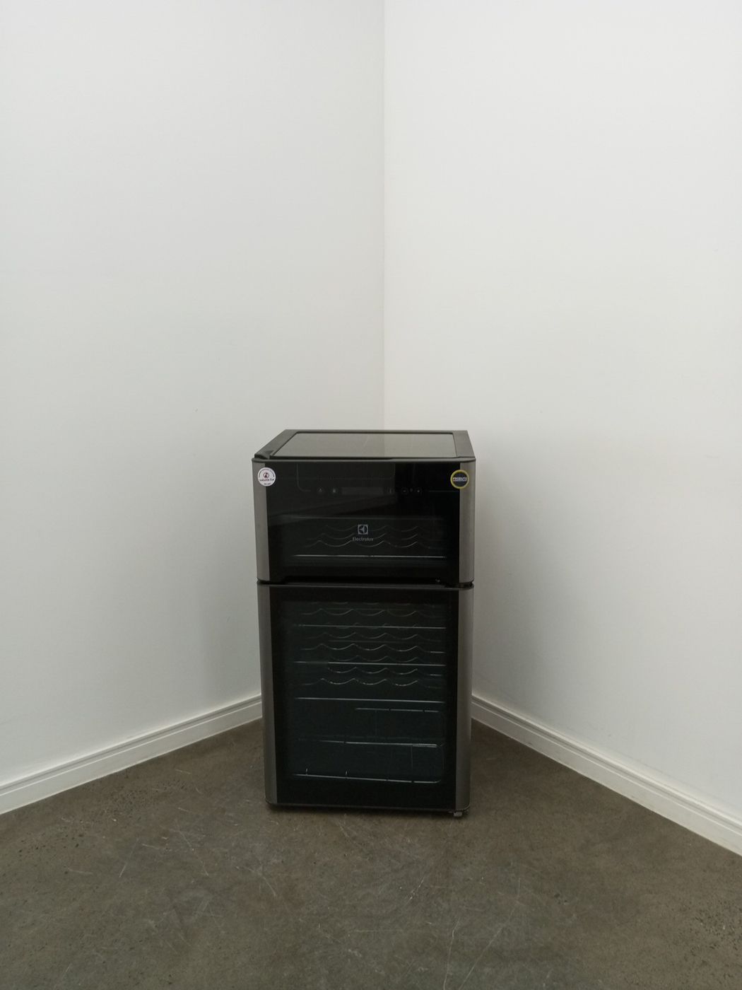 ADEGA ELECTROLUX VINHOS 2 PORTAS ACD29 29 GAR