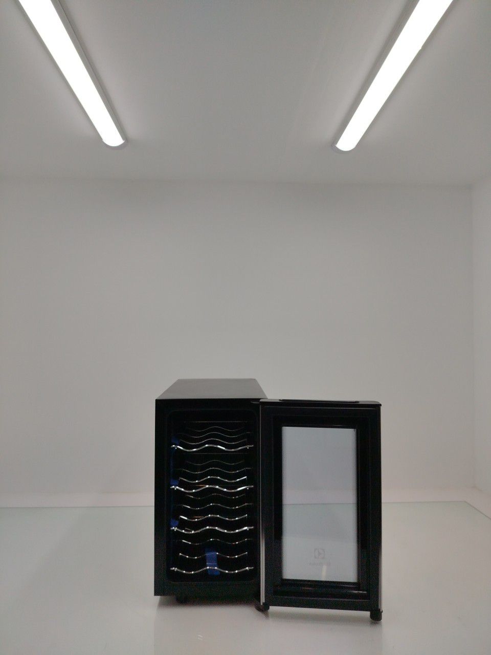 ADEGA ELECTROLUX ACB08 1 PORTA 8 GARRAFAS - I