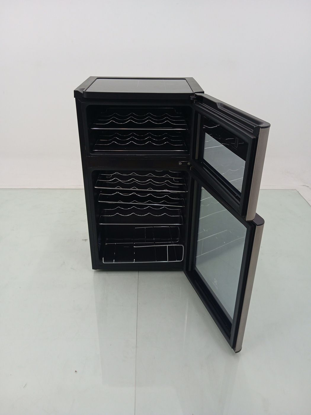 ADEGA ELECTROLUX VINHOS 2 PORTAS ACD29 29 GAR