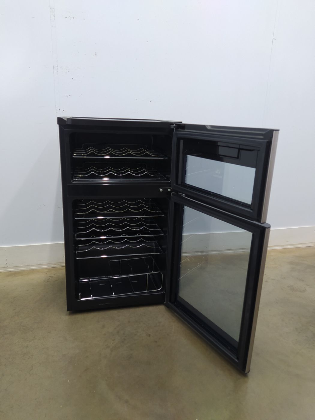 ADEGA ELECTROLUX VINHOS 2 PORTAS ACD29 29 GAR