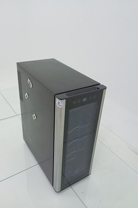 ADEGA ELECTROLUX ACS12 VINHOS UMA PORTA ACS12