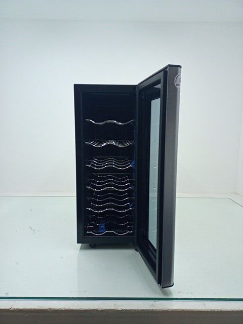 ADEGA ELECTROLUX ACS12 VINHOS UMA PORTA ACS12