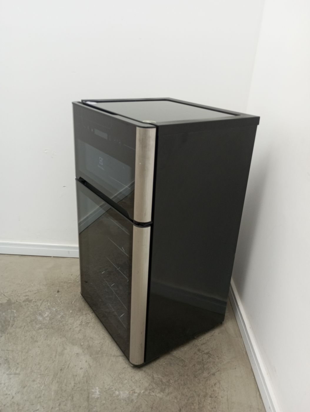 ADEGA ELECTROLUX VINHOS 2 PORTAS ACD29 29 GAR