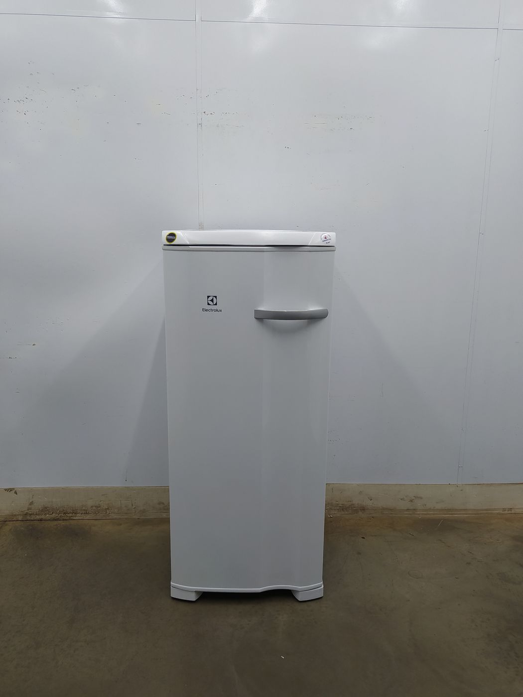 Freezer Electrolux Fe19 Vertical Cycle Defrost Uma Porta 162l Branco