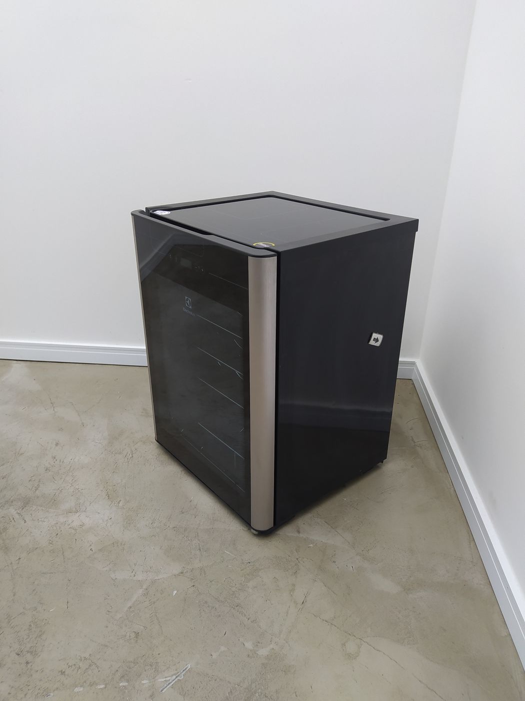 ADEGA ELECTROLUX VINHOS 1 PORTA ACS24 24 GARR