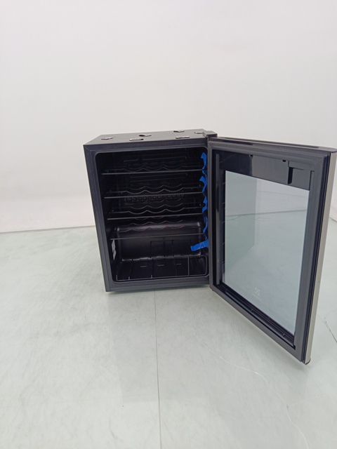 ADEGA ELECTROLUX WSF24 - Adega Electrolux WSF