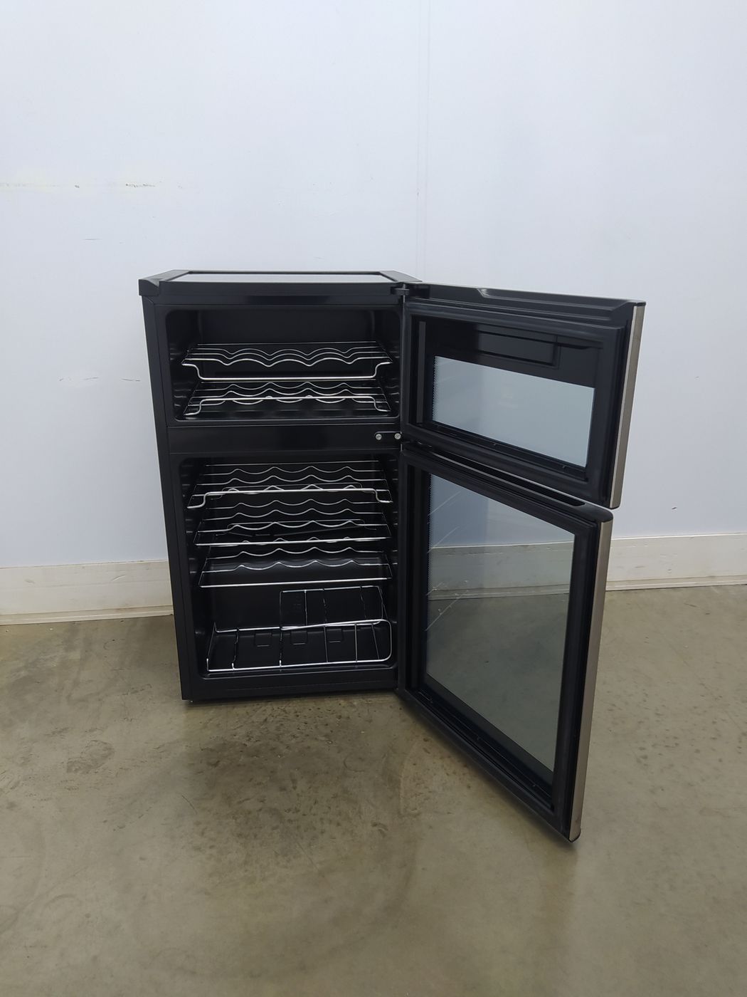 ADEGA ELECTROLUX VINHOS 2 PORTAS ACD29 29 GAR
