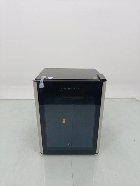 ADEGA ELECTROLUX WSF24 - Adega Electrolux WSF