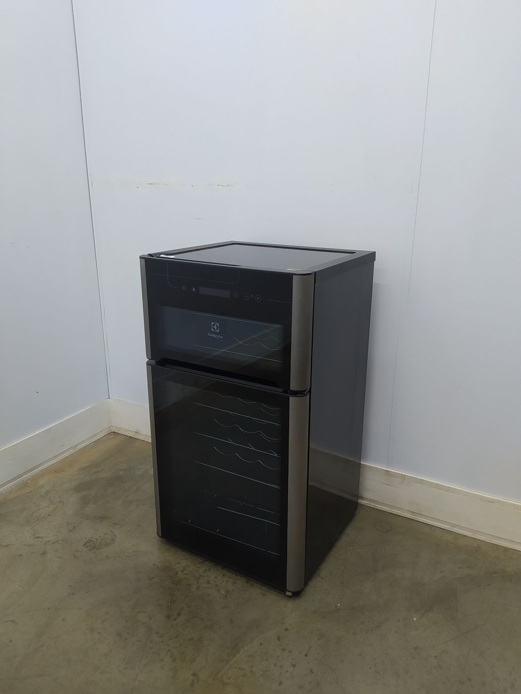 ADEGA ELECTROLUX VINHOS 2 PORTAS ACD29 29 GAR