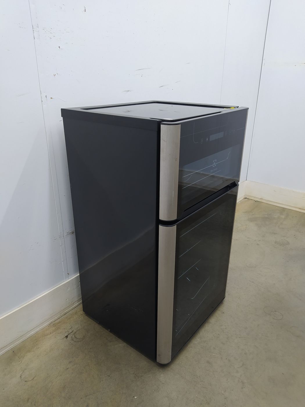 ADEGA ELECTROLUX VINHOS 2 PORTAS ACD29 29 GAR