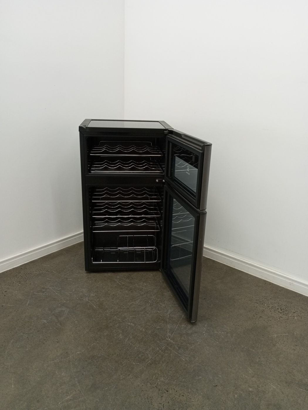 ADEGA ELECTROLUX VINHOS 2 PORTAS ACD29 29 GAR