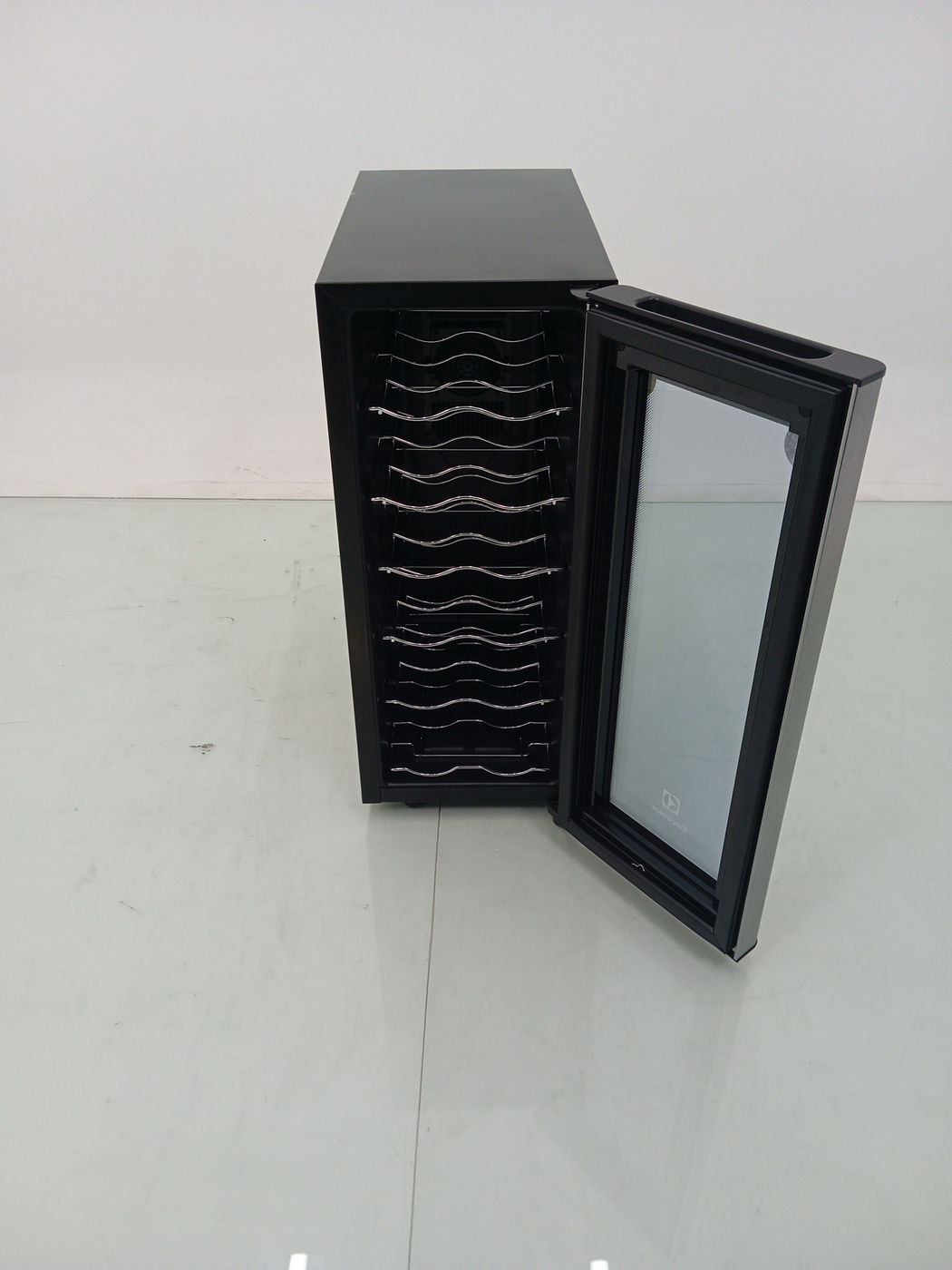 ADEGA ELECTROLUX ACS12 VINHOS UMA PORTA ACS12