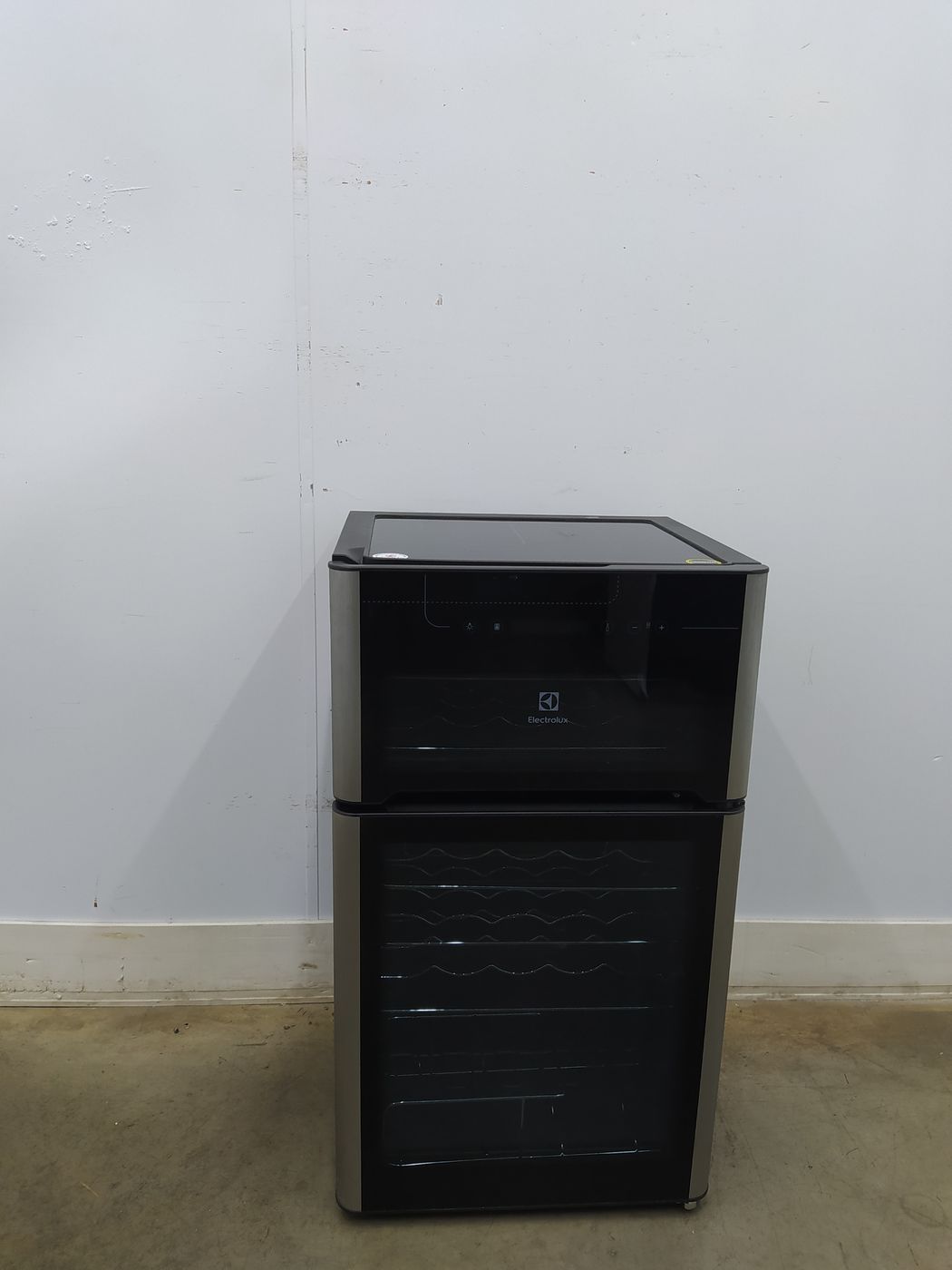 ADEGA ELECTROLUX VINHOS 2 PORTAS ACD29 29 GAR