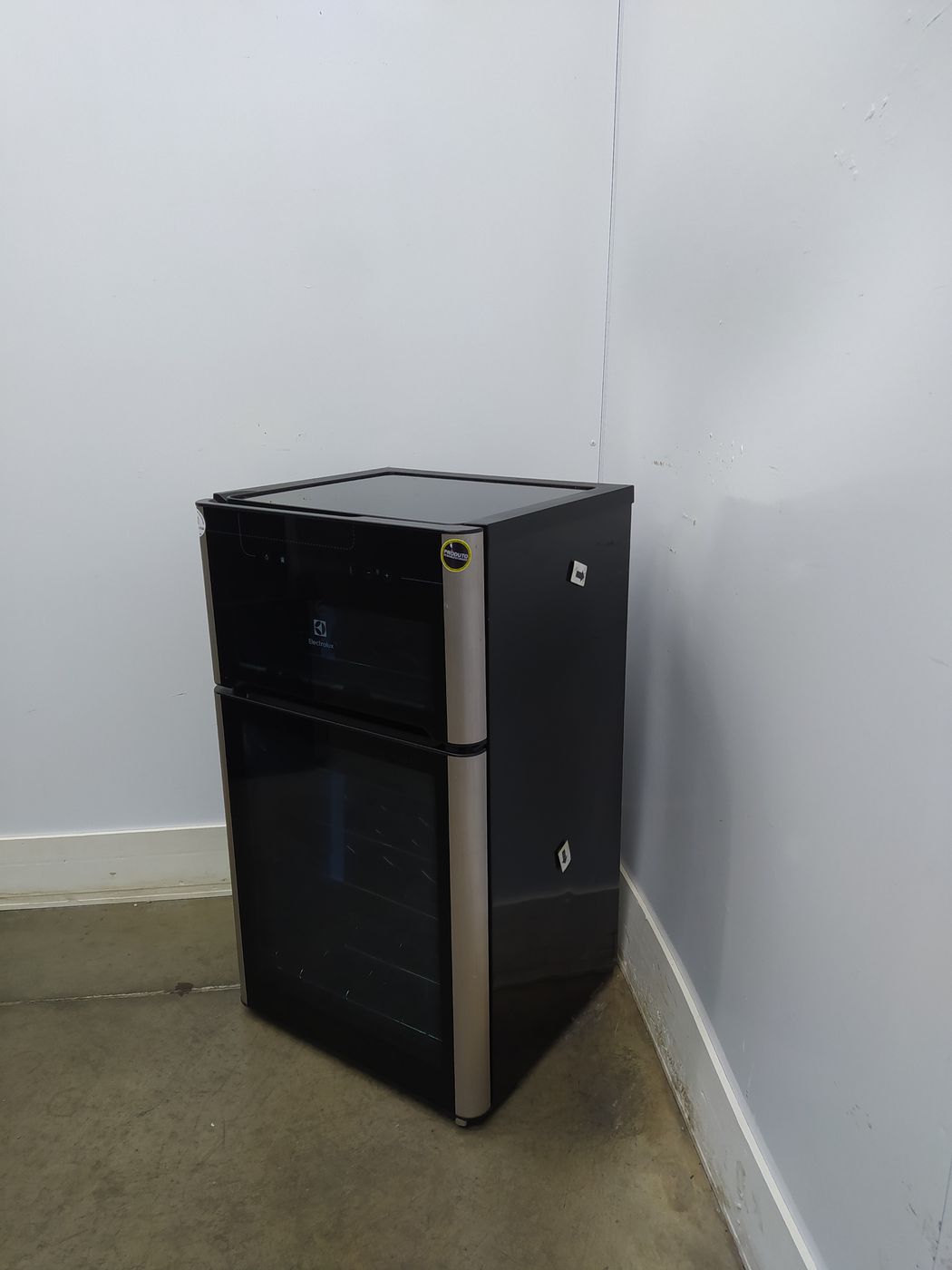 ADEGA ELECTROLUX VINHOS 2 PORTAS ACD29 29 GAR