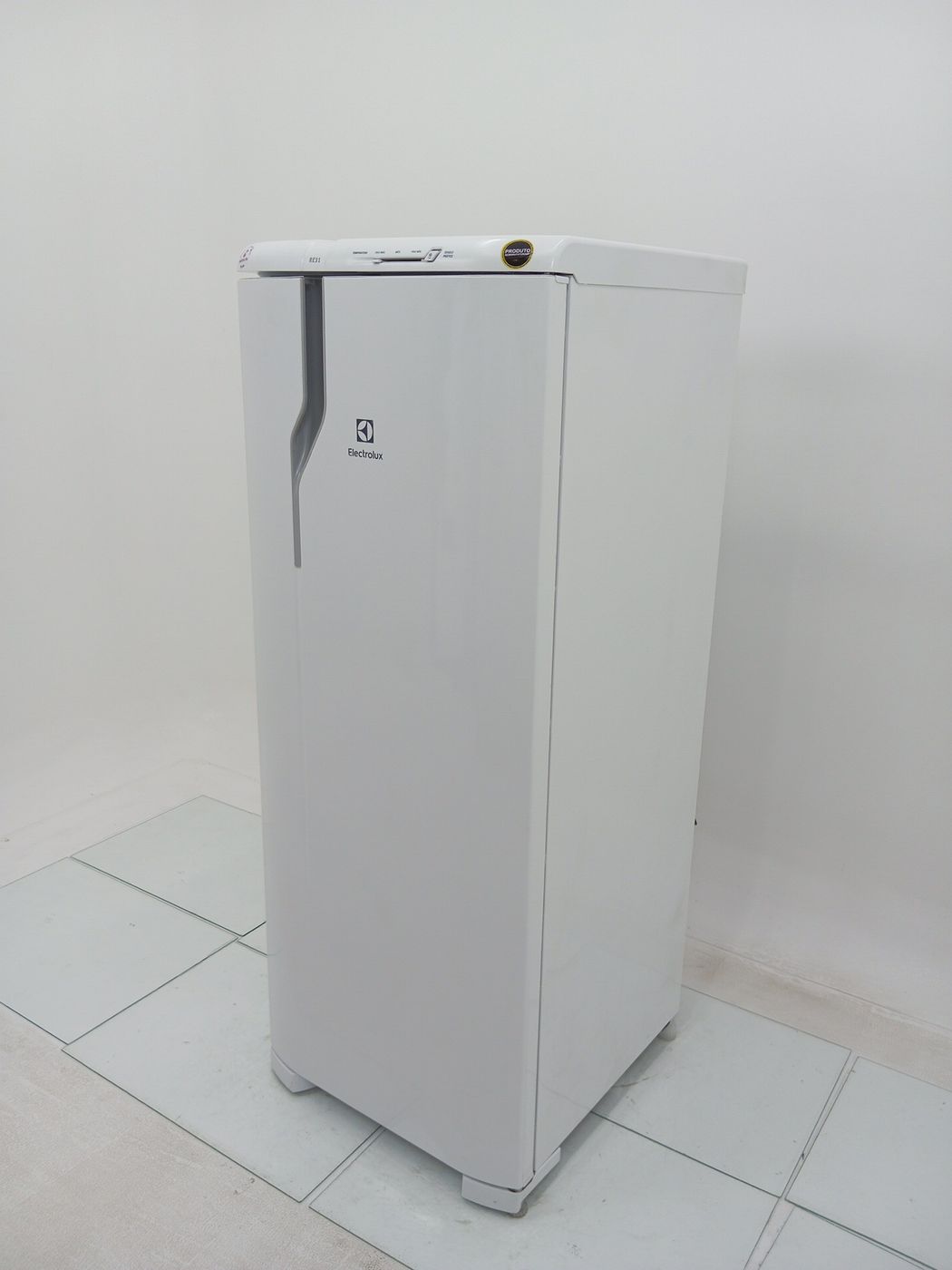 REFRIGERADOR ELECTROLUX RE31 UMA PORTA 240l B