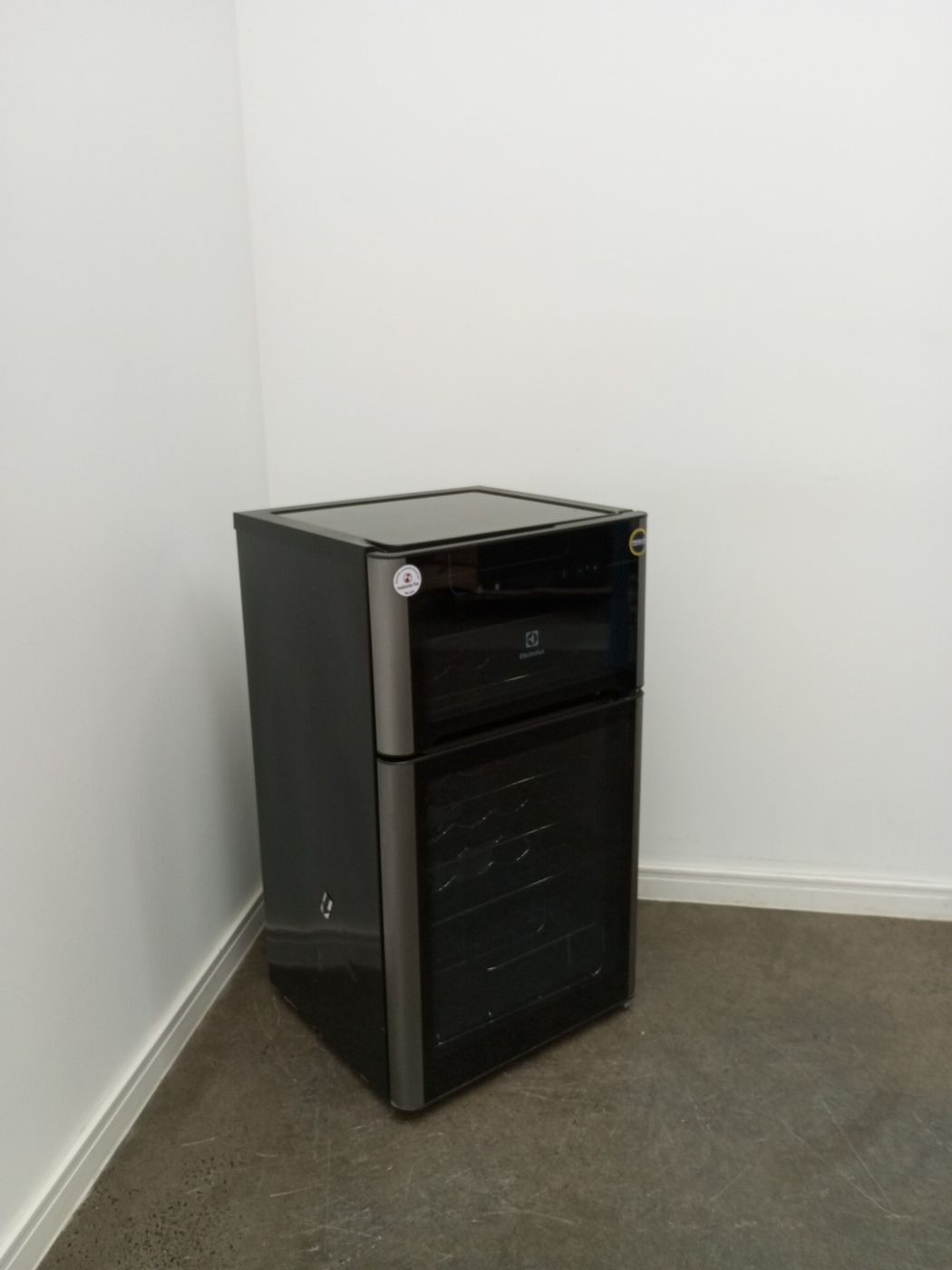 ADEGA ELECTROLUX VINHOS 2 PORTAS ACD29 29 GAR