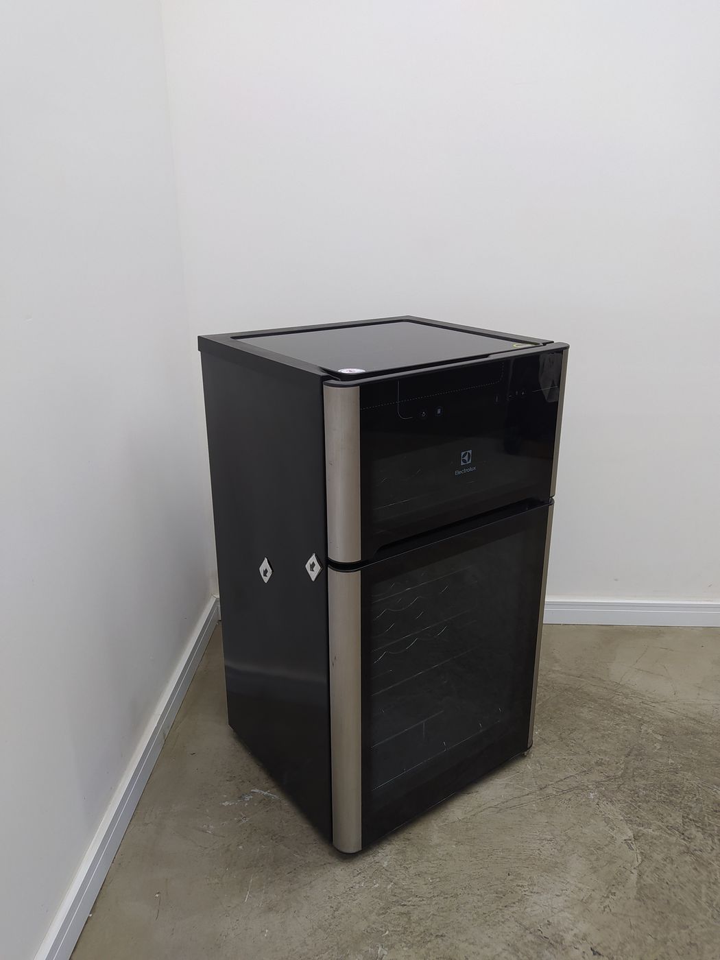 ADEGA ELECTROLUX VINHOS 2 PORTAS ACD29 29 GAR