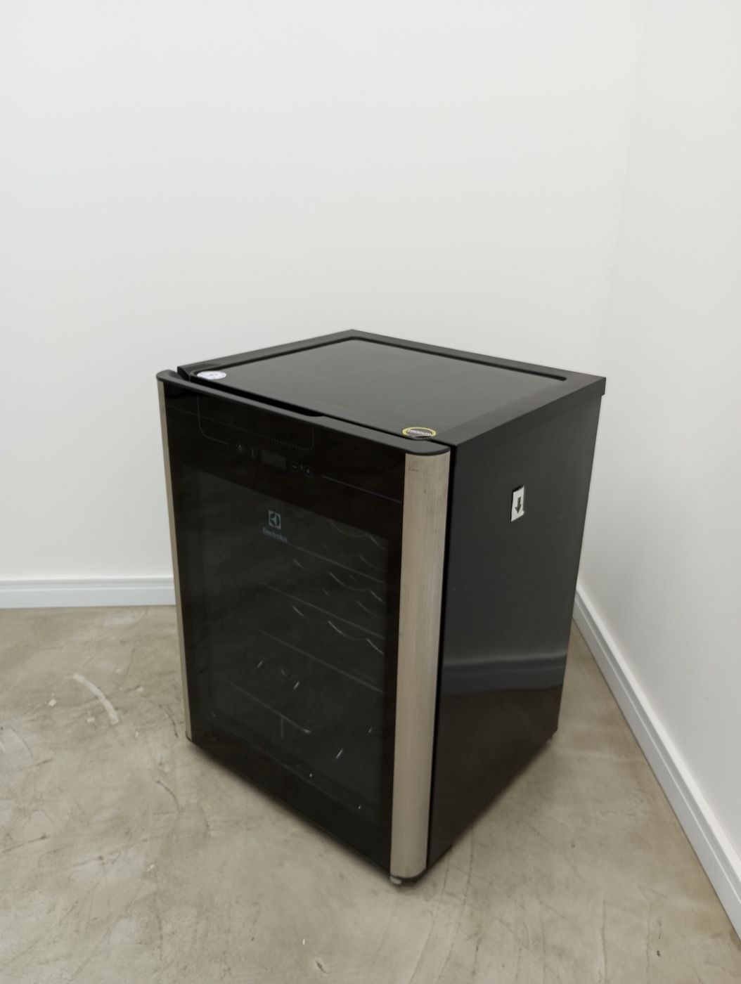 ADEGA ELECTROLUX VINHOS 1 PORTA ACS24 24 GARR