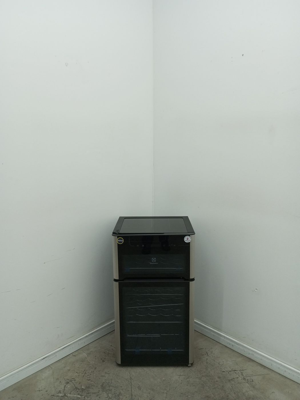 ADEGA ELECTROLUX VINHOS 2 PORTAS ACD29 29 GAR