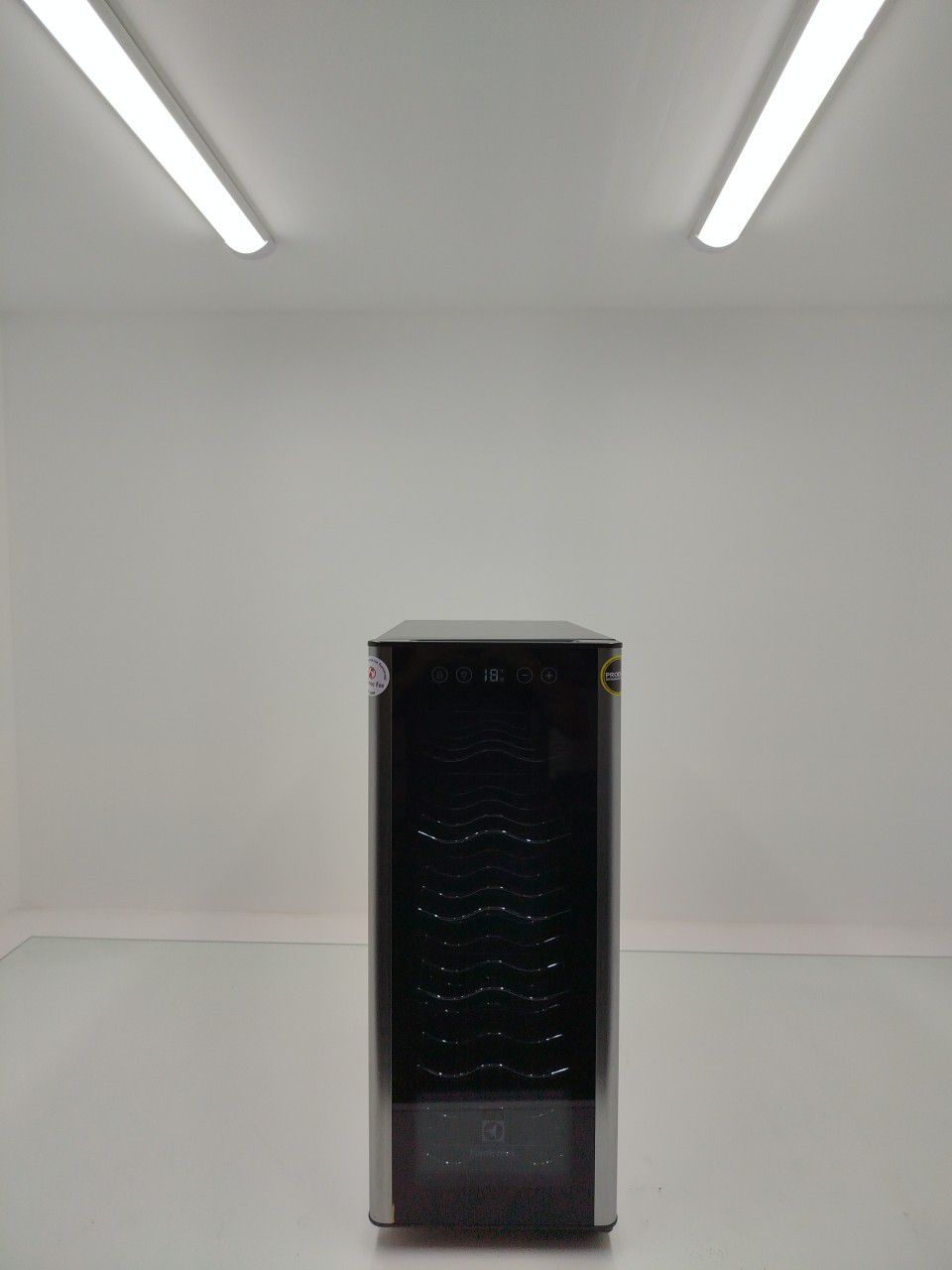 ADEGA ELECTROLUX ACS12 VINHOS UMA PORTA ACS12